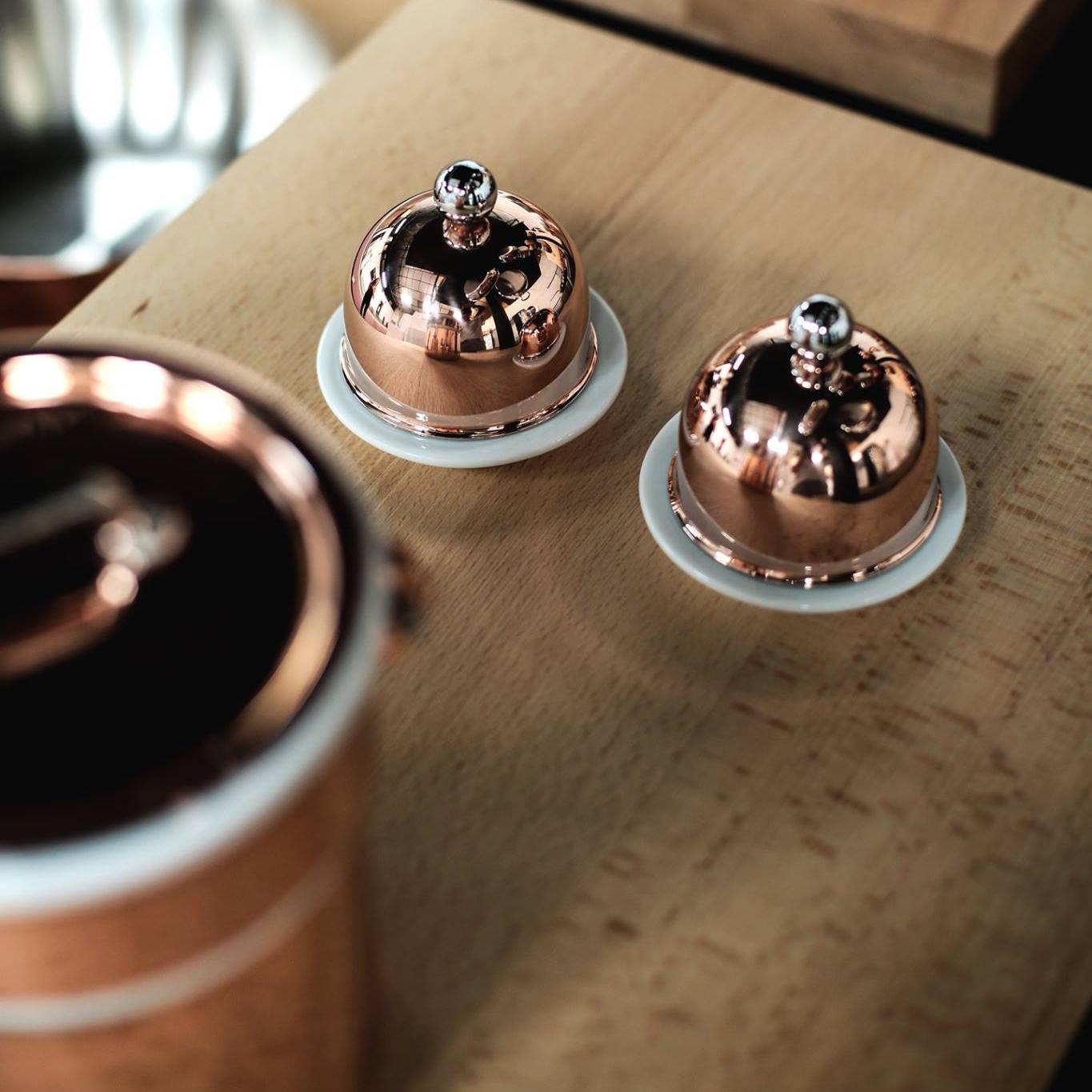 MAUVIEL Service en salle porcelánová nádoba na máslo s měděným víkem