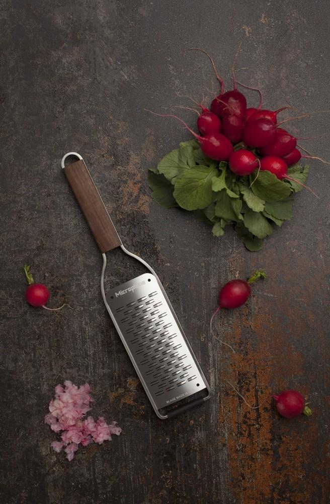 Microplane Master struhadlo na širší proužky s dřevěnou rukojetí