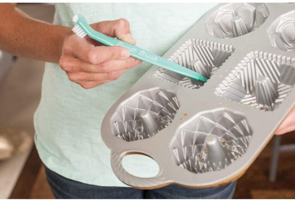 Čistící náčiní na pečicí formy