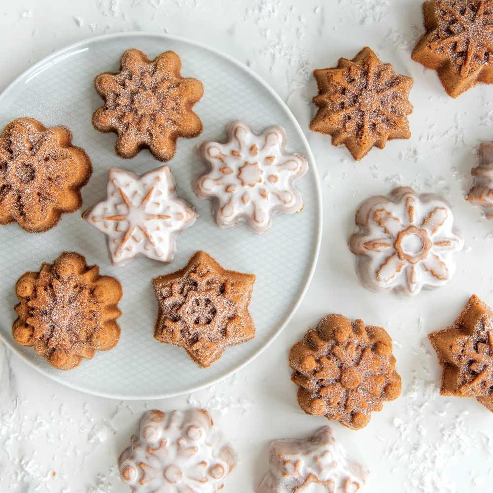 89642_Frozen_Snowflake Cakelet_beauty_overhead