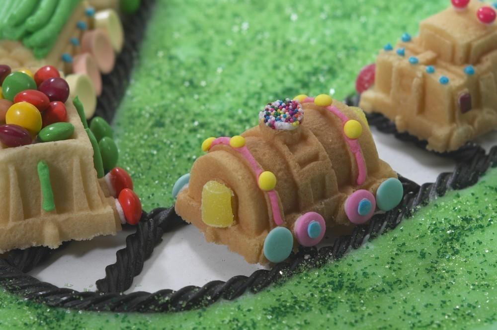 NW Mini bábovky Vláček plát s 9 formičkami vagonků 5 cup stříbrná