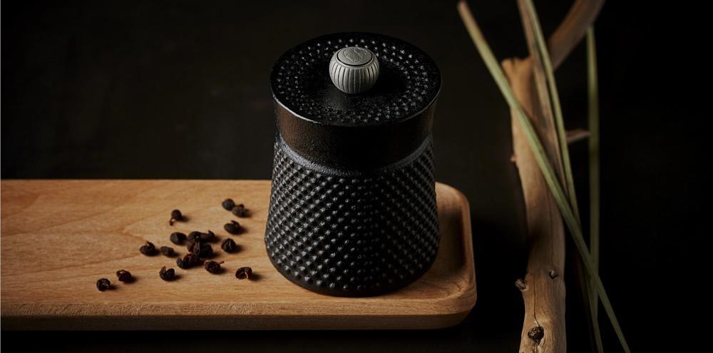 PEUGEOT Bali mlýnek na pepř litina 8 cm černá patina (EOL)