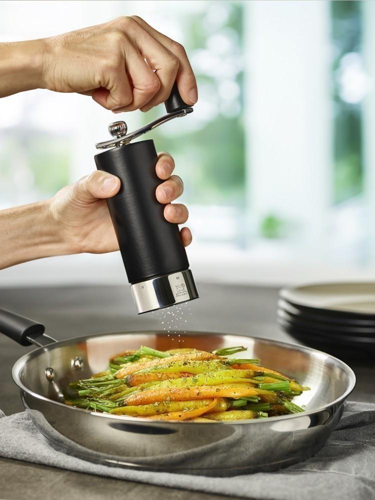 PEUGEOT Isen mlýnek na pepř s rukojetí 18 cm černý/nerez  (EOL)