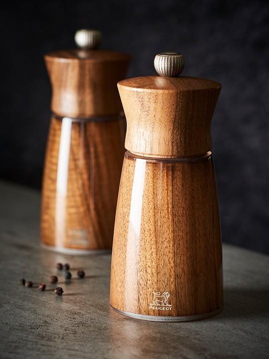 PEUGEOT Méribel mlýnek na pepř, 14 cm, ořechové dřevo, akryl(EOL)