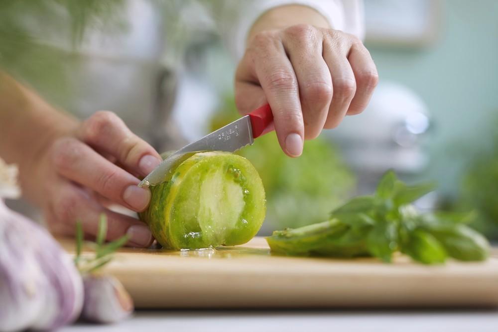 Zoubkovaný nůž Essentiels N°313, 10 cm, modrý