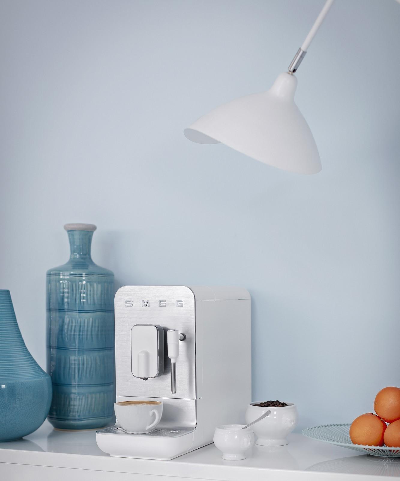 SMEG Automatický kávovar na espresso/cappuccino 19 barů / 1,4l bílý  (EOL)