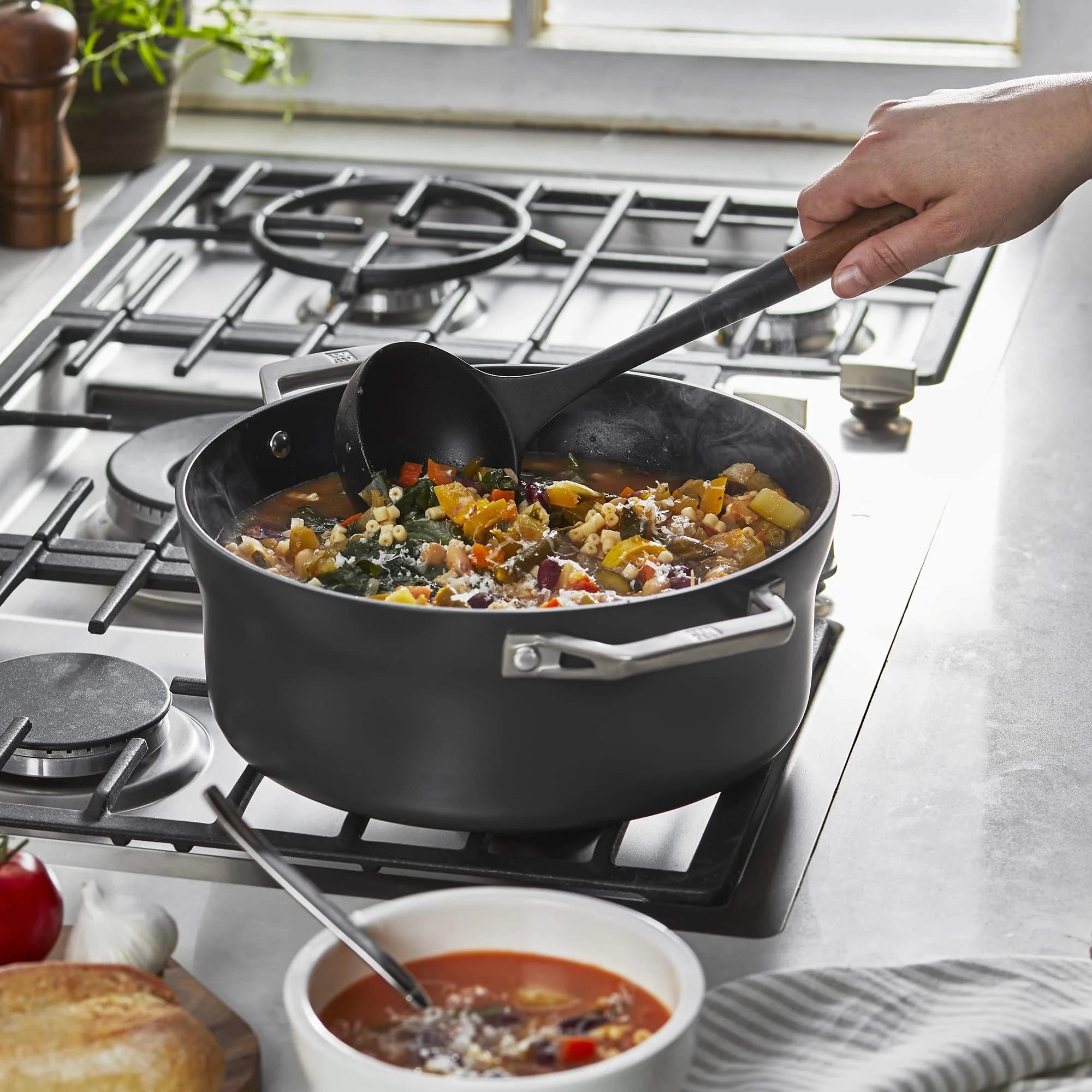 Naběračka silikonová, s dřevěnou rukojetí, 31 cm 