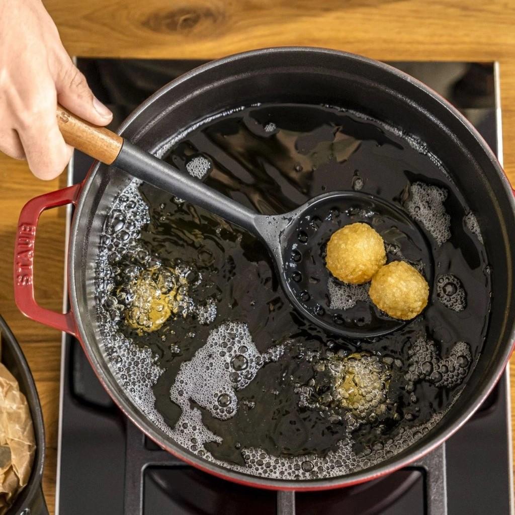 Staub naběračka děrovaná 31 cm