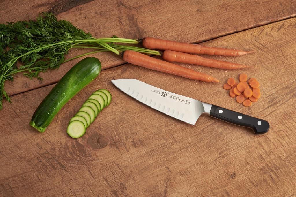 Zwilling Pro nůž Santoku s dutým okrajem 18 cm