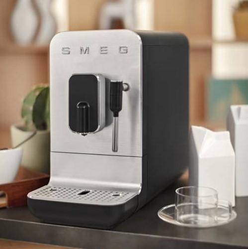 SMEG Automatický kávovar na cappucino 19 barů / 1,4l černá  (EOL)