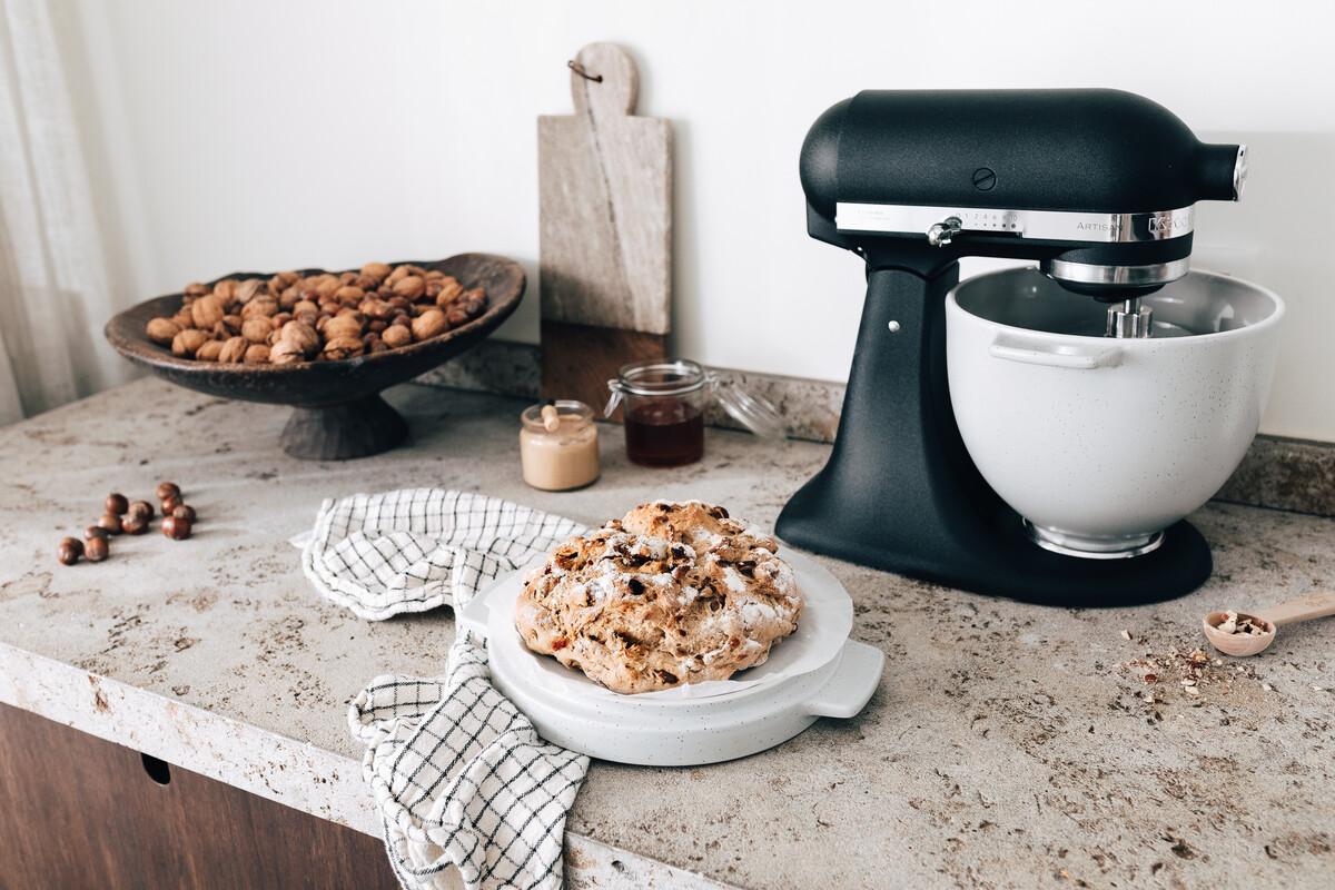 KitchenAid Keramická mísa na chléb s víkem na pečení 4,83l bílá 