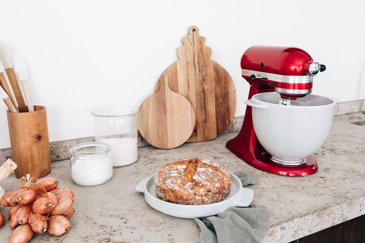 KitchenAid Keramická mísa na chléb s víkem na pečení 4,83l bílá 