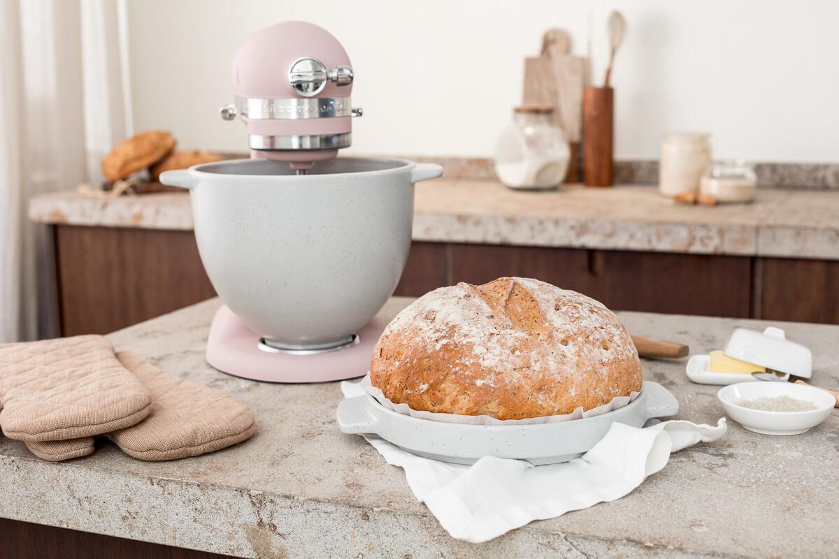 KitchenAid Keramická mísa na chléb s víkem na pečení 4,83l bílá 