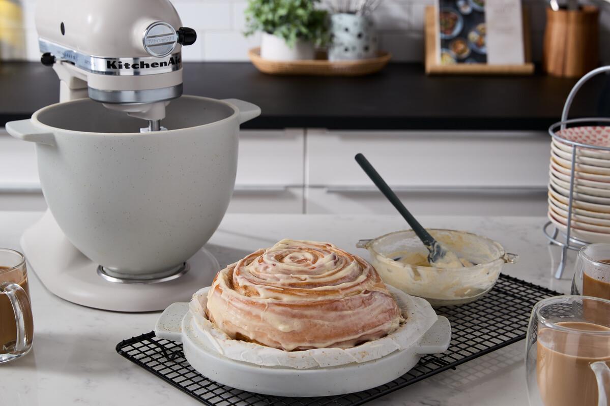 KitchenAid Keramická mísa na chléb s víkem na pečení 4,83l bílá 