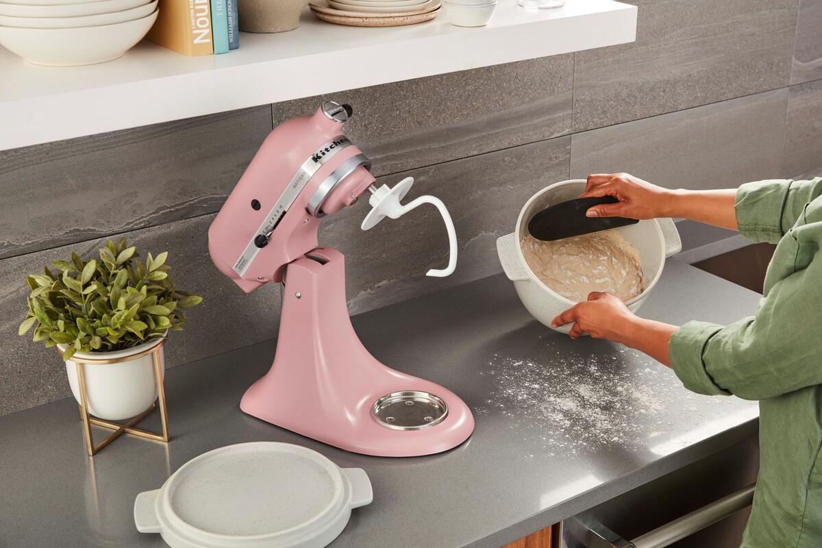 KitchenAid Keramická mísa na chléb s víkem na pečení 4,83l bílá 