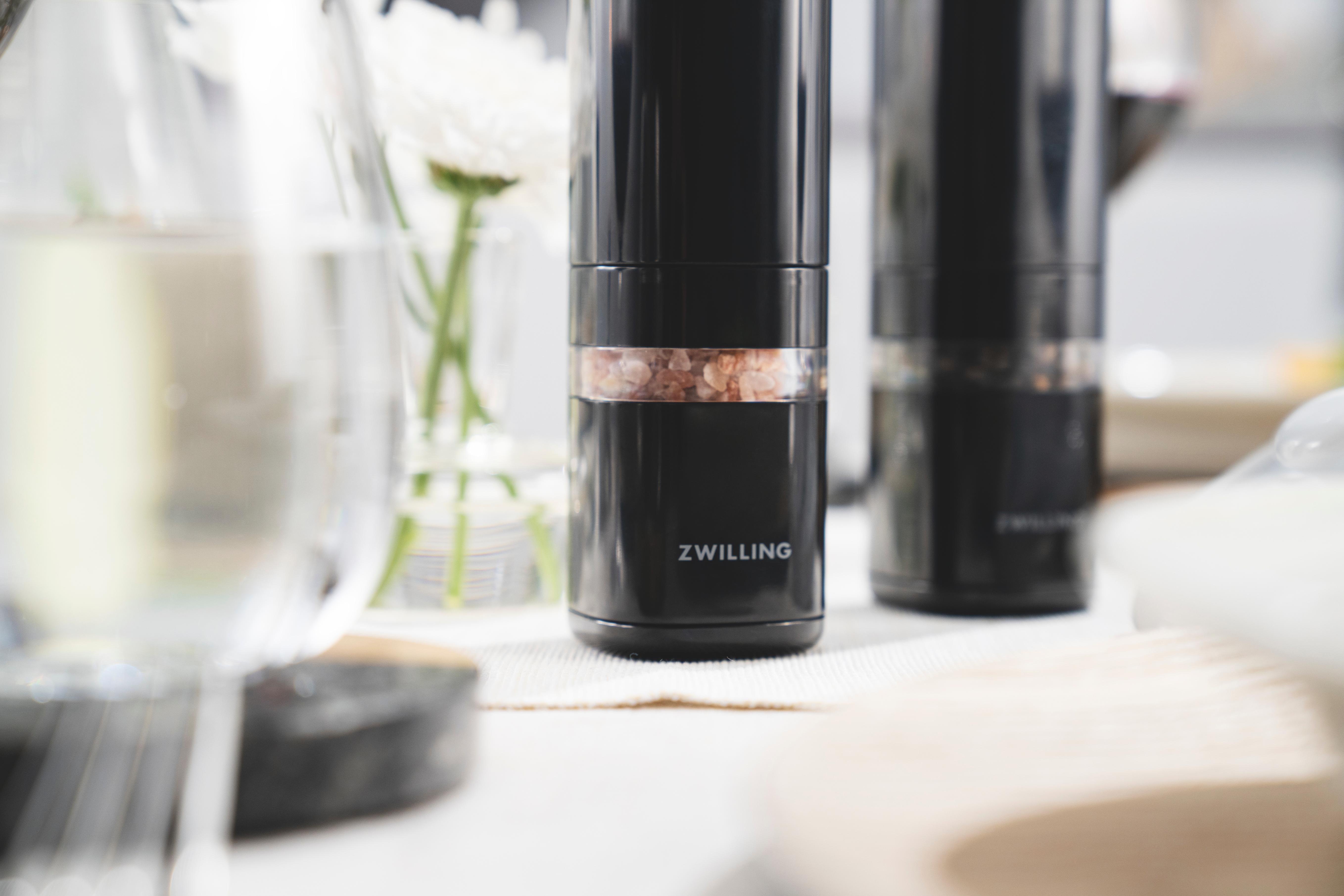 Elektrický mlýnek na sůl, pepř a koření Enfinigy, černý