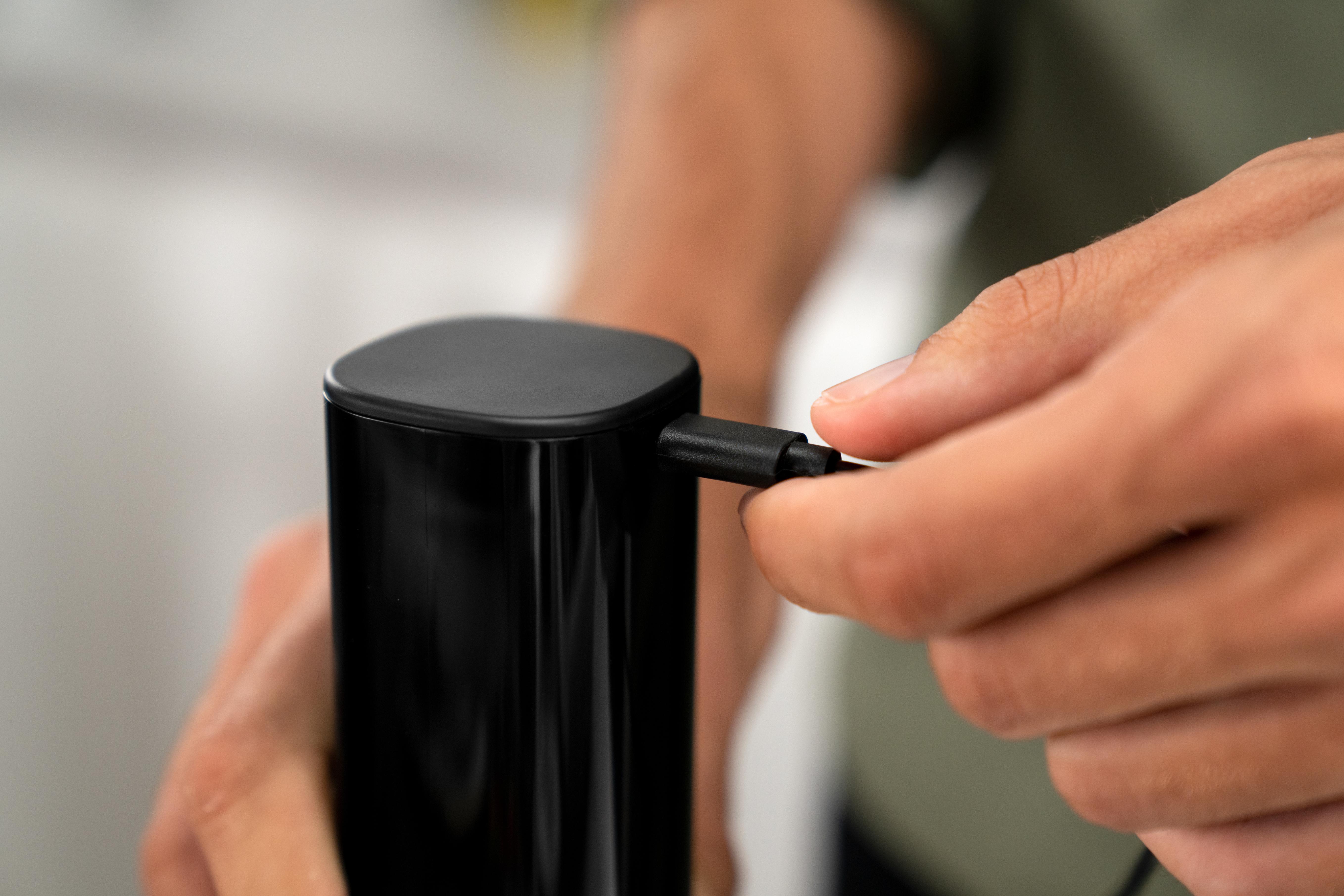 Elektrický mlýnek na sůl, pepř a koření Enfinigy, černý