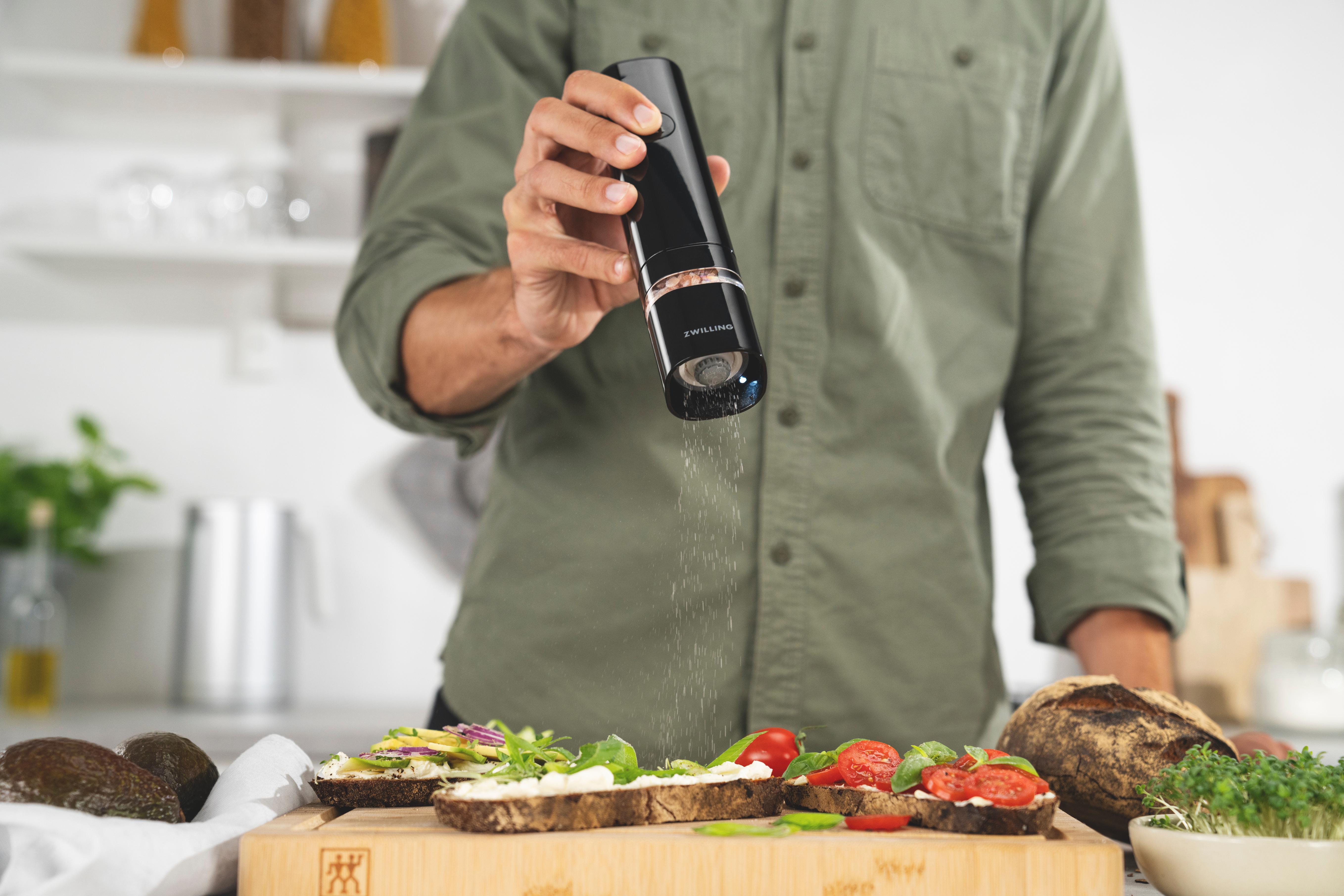 Elektrický mlýnek na sůl, pepř a koření Enfinigy, černý