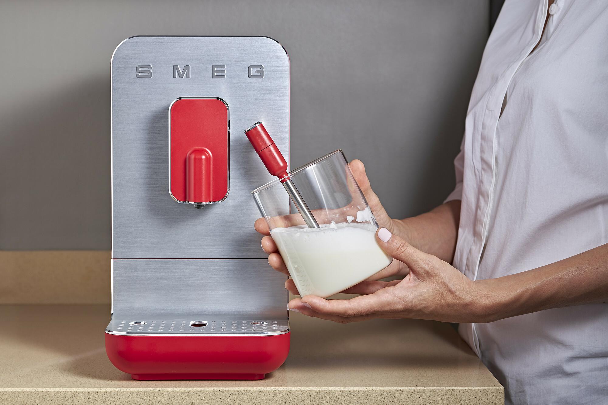 Automatický kávovar na espresso / cappucino, červený