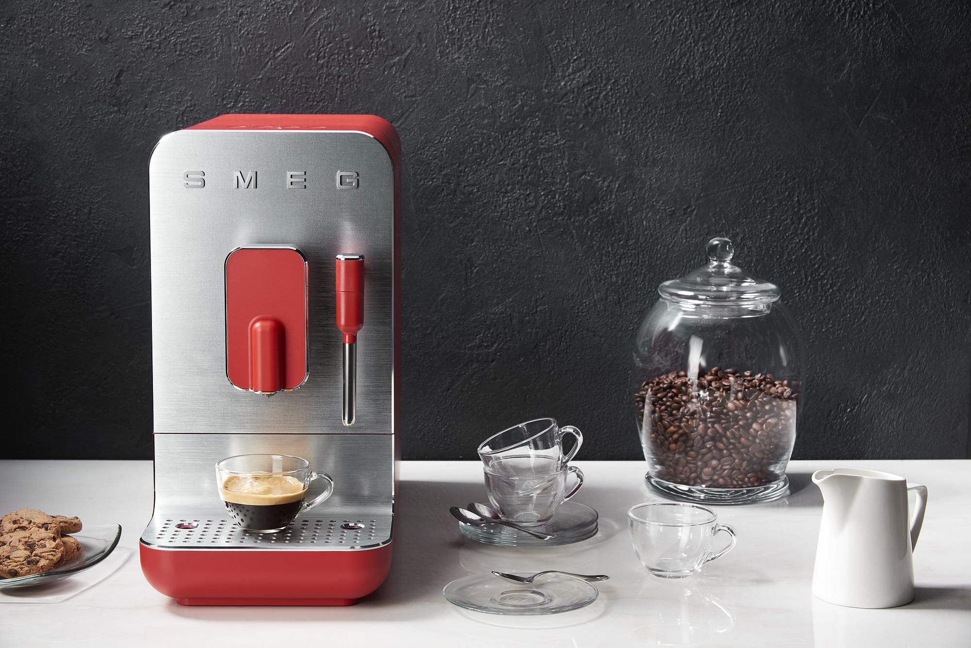 Automatický kávovar na espresso / cappucino, červený