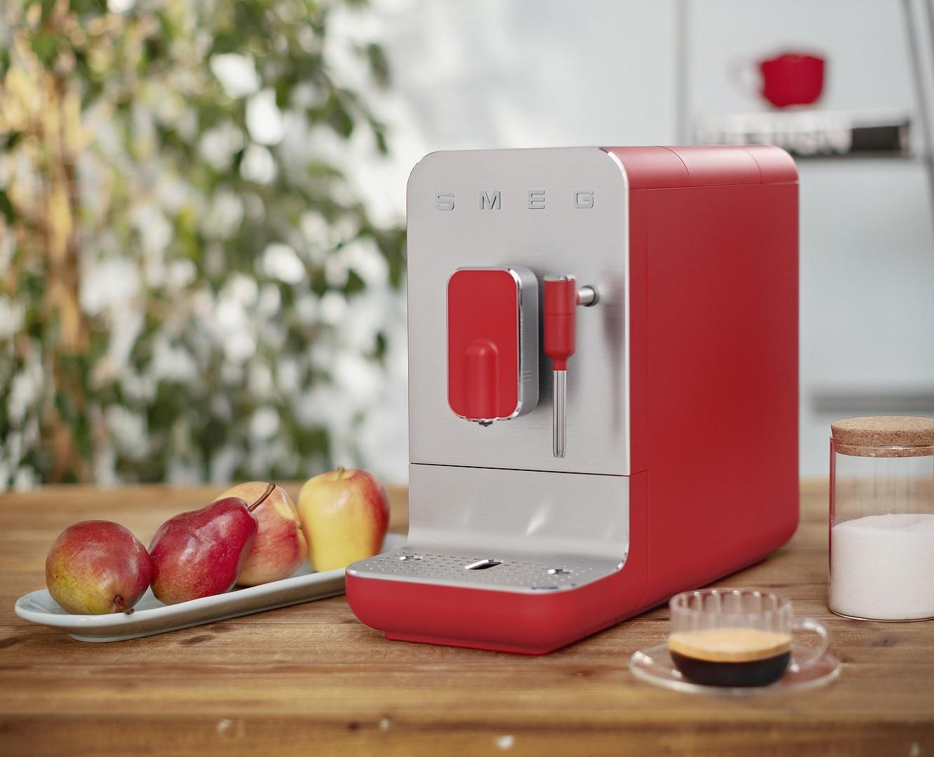 Automatický kávovar na espresso / cappucino, červený