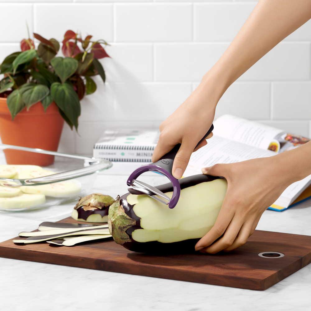 OXO Good Grips škrabka na zeleninu se vzorem