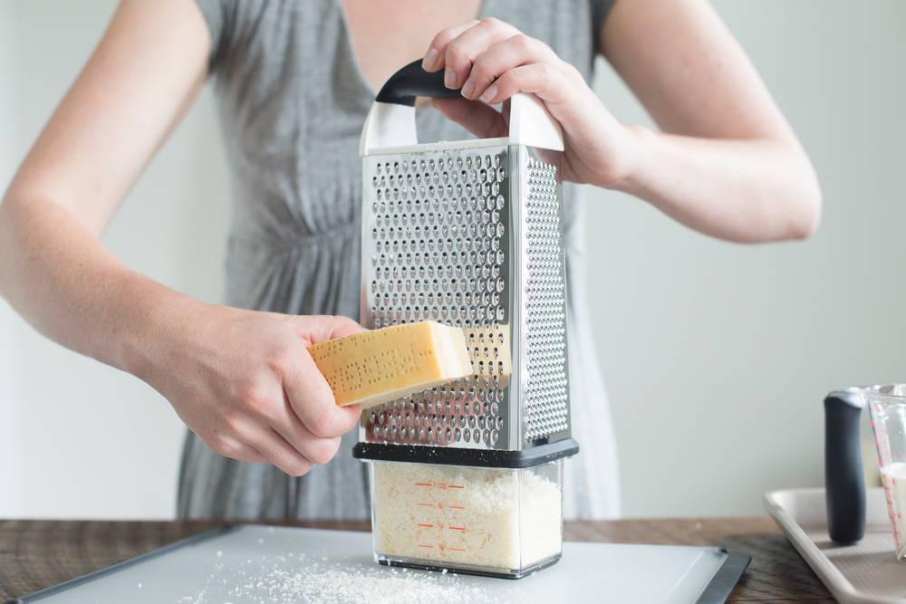 OXO Good Grips struhadlo s miskou