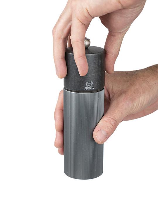 PEUGEOT Line mlýnek na pepř 18 cm aluminiový černá