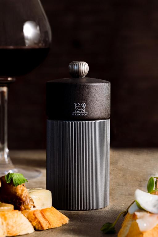 PEUGEOT Line mlýnek na pepř 18 cm aluminiový černá