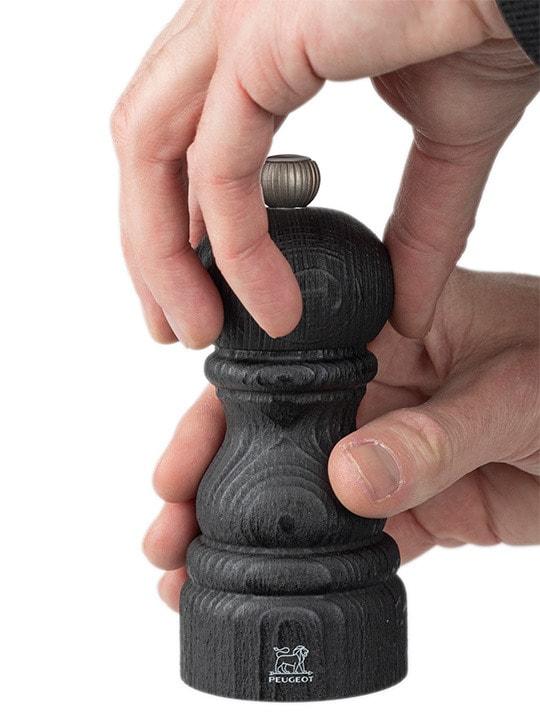 Dřevěný mlýnek na pepř Paris Nature, 18 cm, černý