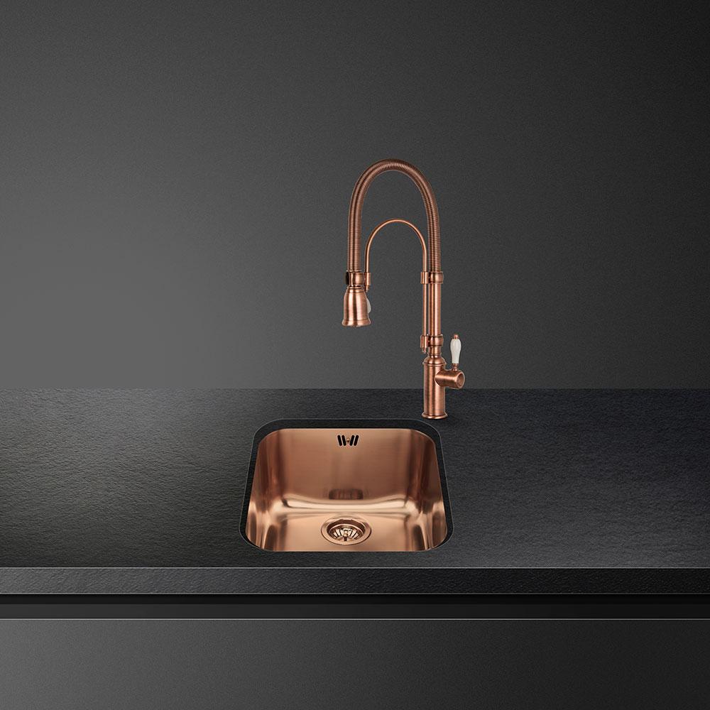 Páková baterie z řady Nostalgie s otočným ramenem a spirálovou dekorační pružinou, mosazná