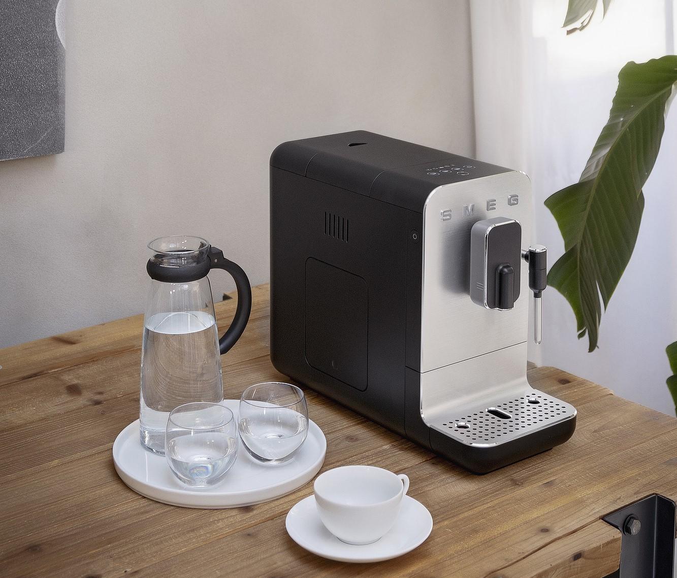 SMEG Automatický kávovar na cappucino 19 barů / 1,4l (EOL)