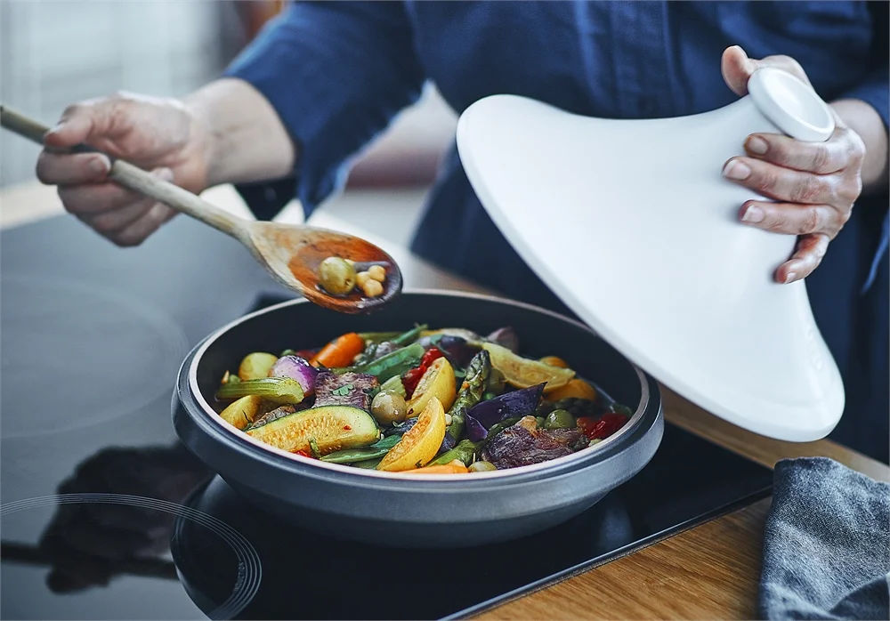 EH_6626_Amb_Delight_Tajine_Tagine_WomanCooking_H