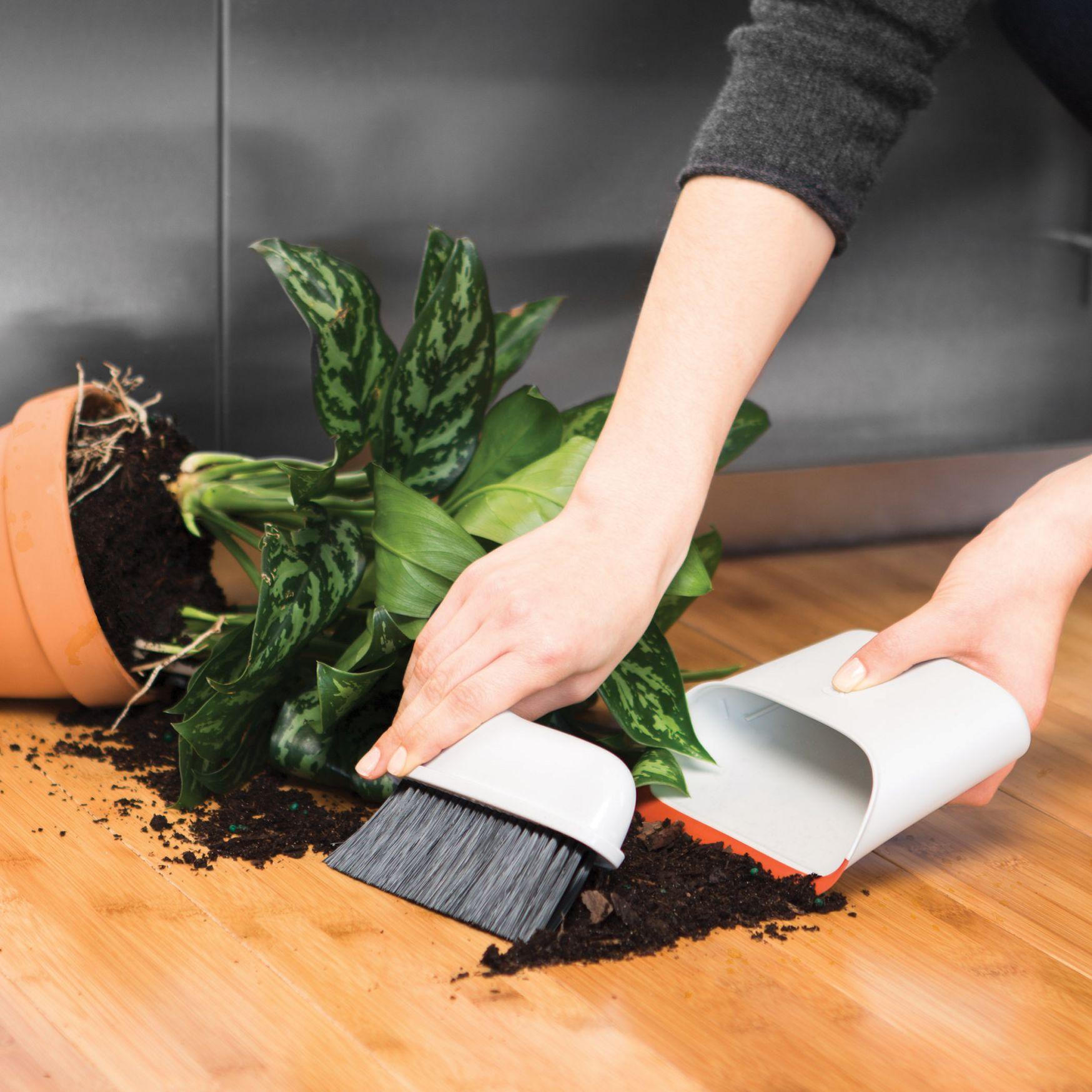 Kompaktní set lopatky a smetáčku Good Grips