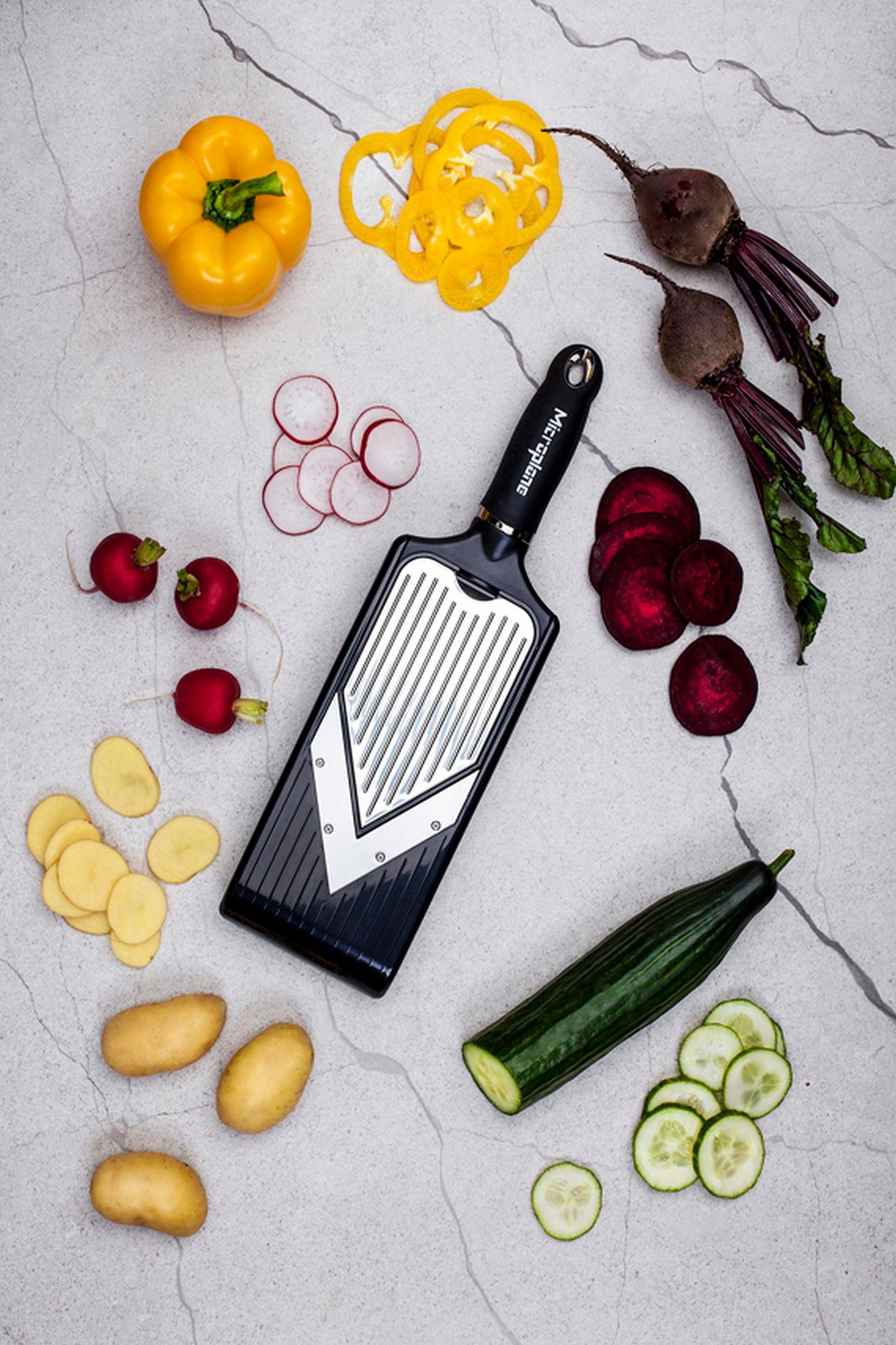 V kráječ s oboustrannou čepelí na plátkování i proužky Julienne