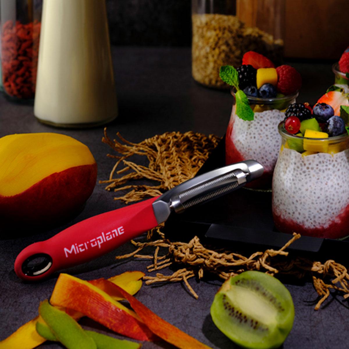Microplane zoubkovaná škrabka, červená
