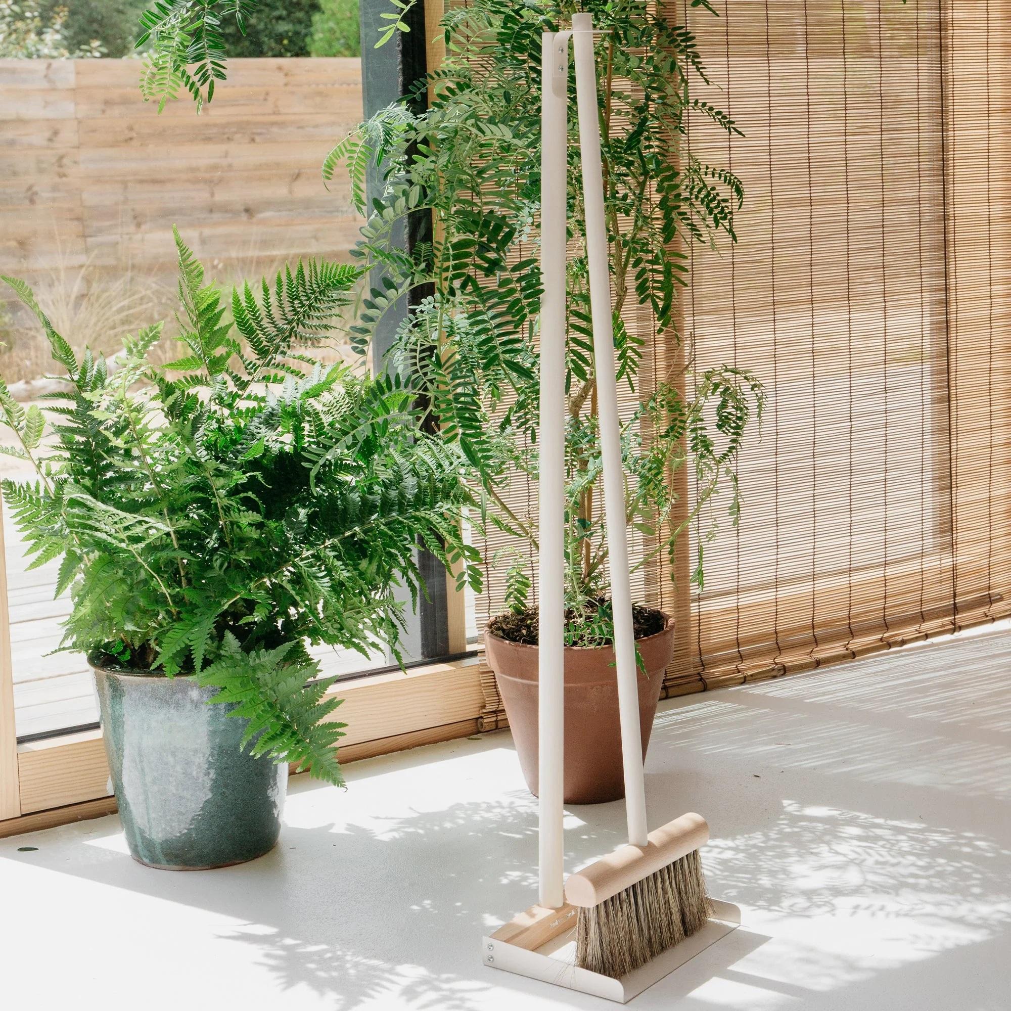 Smetáček a lopatka s dlouhou násadou