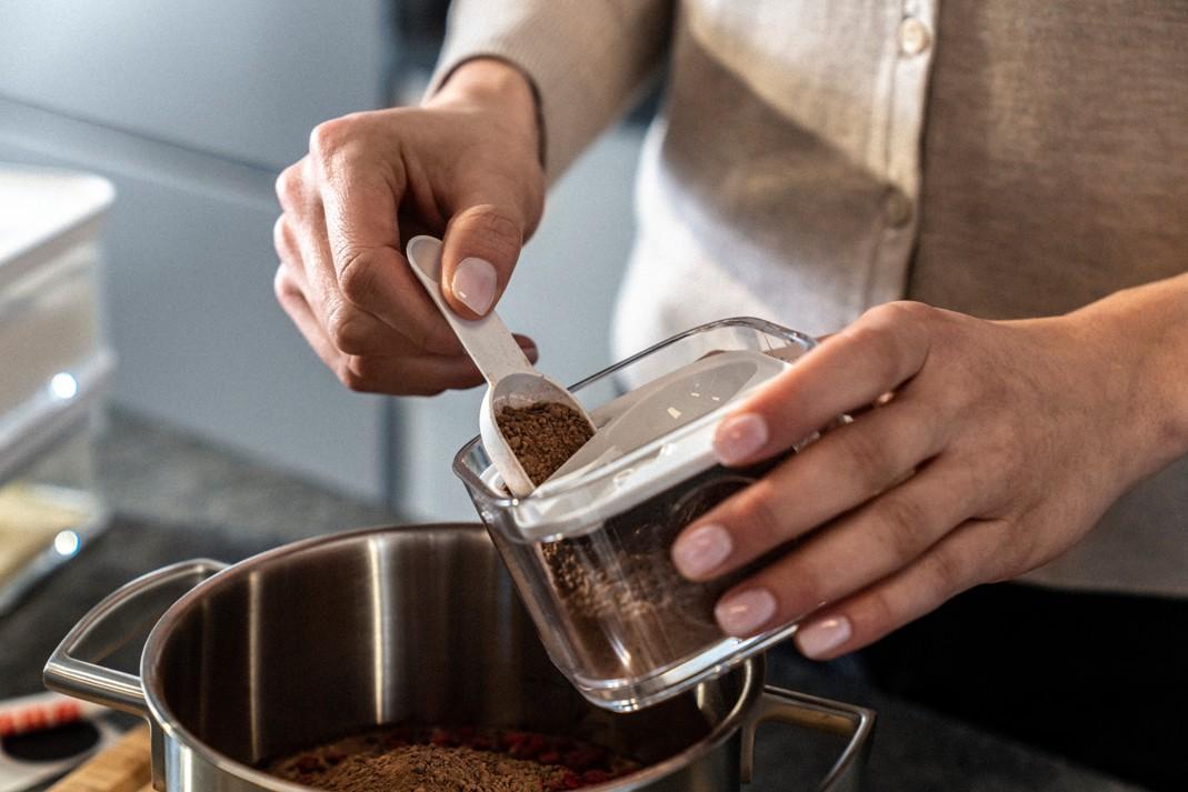 Plastová vložka s odměrkou 4v1 Fresh & Save Cube, pro dózy velikosti S