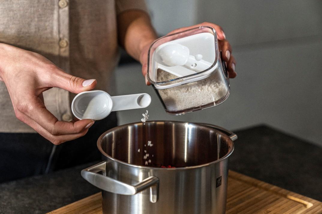 Plastová vložka s odměrkou 4v1 Fresh & Save Cube, pro dózy velikosti S