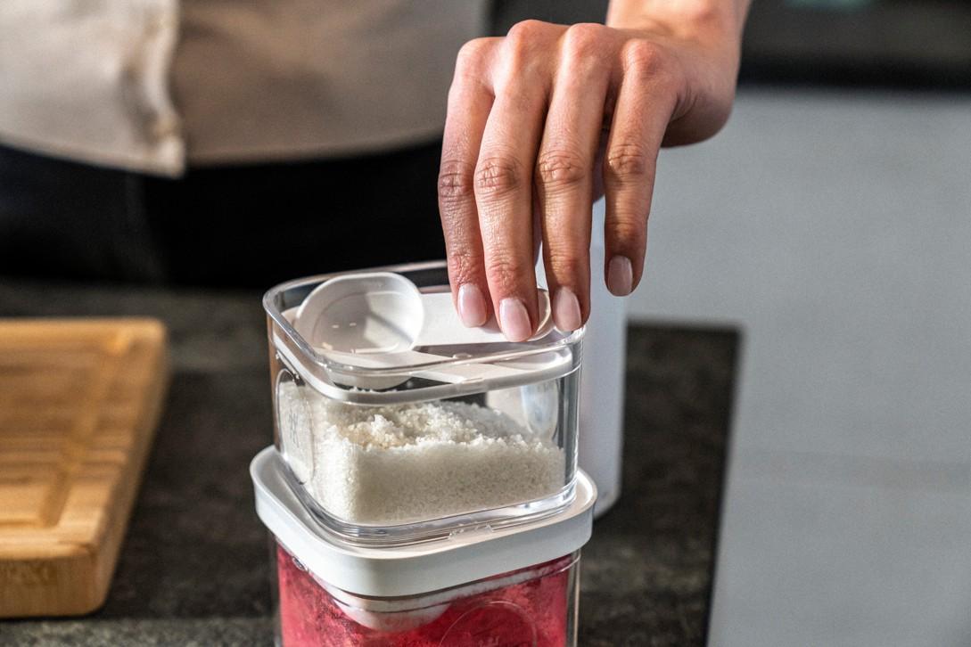 Plastová vložka s odměrkou 4v1 Fresh & Save Cube, pro dózy velikosti S