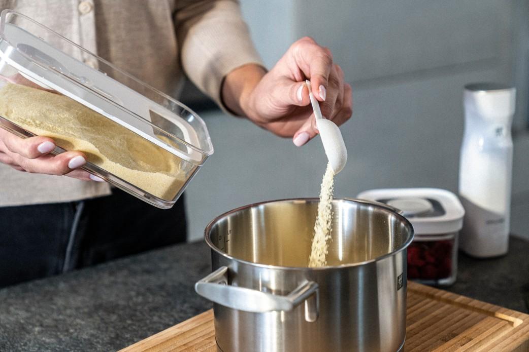 Plastová vložka s odměrkou 4v1 Fresh & Save Cube, pro dózy velikosti M