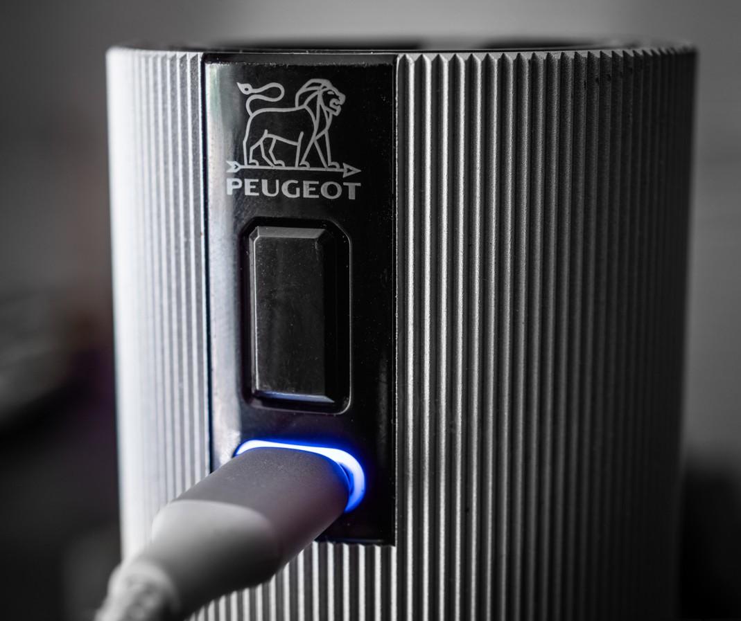 Elektrický dobíjecí mlýnek na pepř Line u´Select, 15 cm, karbonová