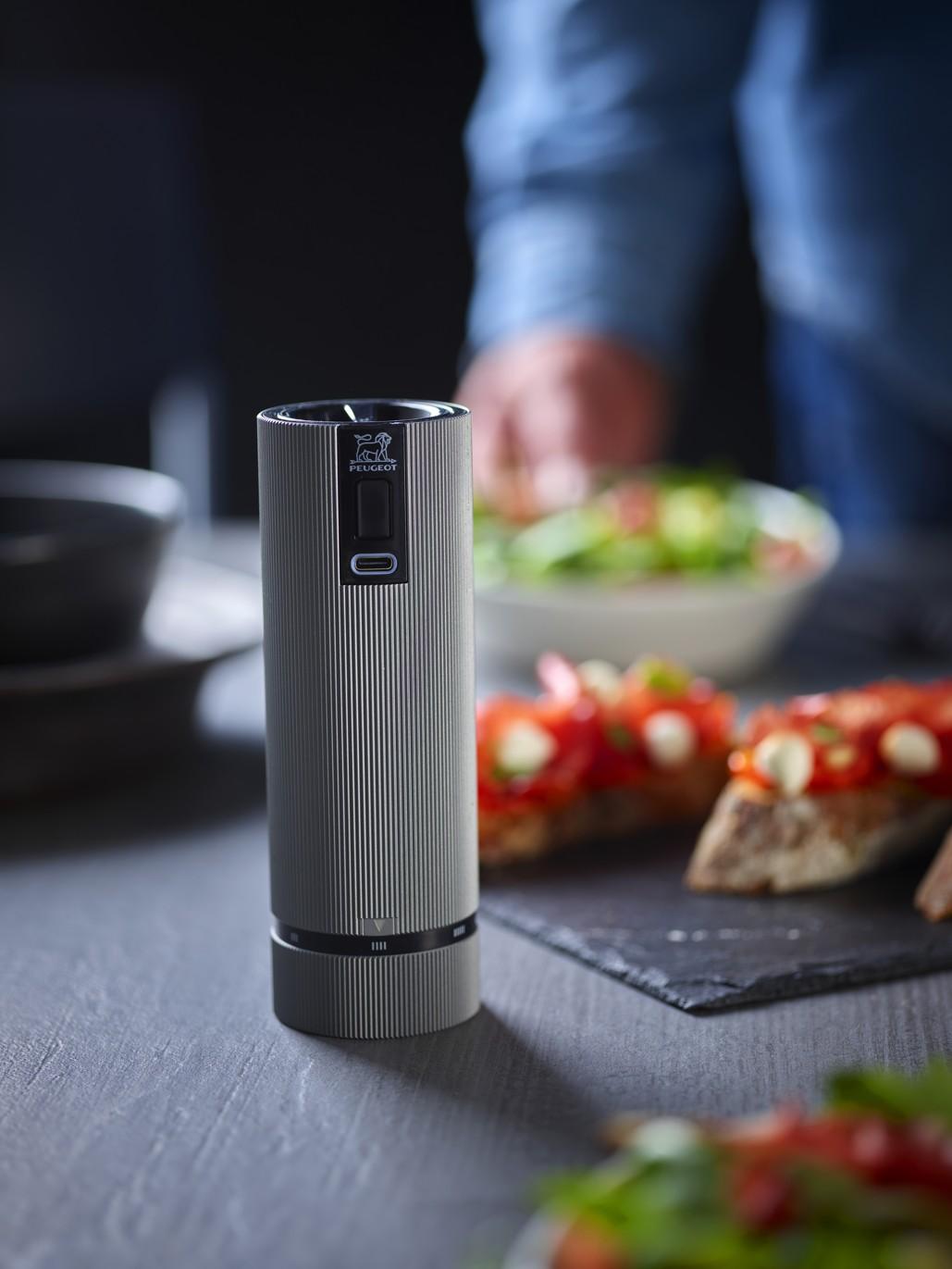 Elektrický dobíjecí mlýnek na pepř Line u´Select, 15 cm, karbonová