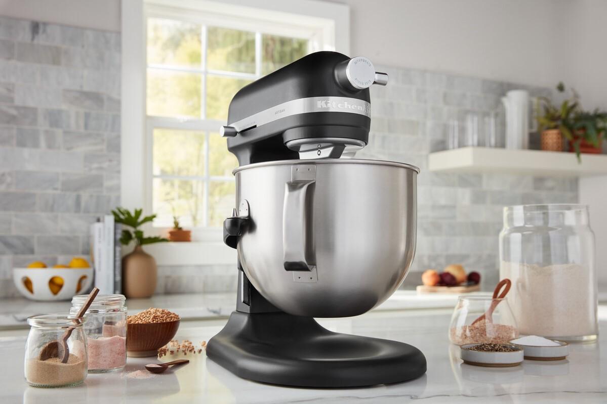 Kuchyňský robot Artisan 5KSM70SHX, se zvedací mísou 6,6 l, červená metalíza