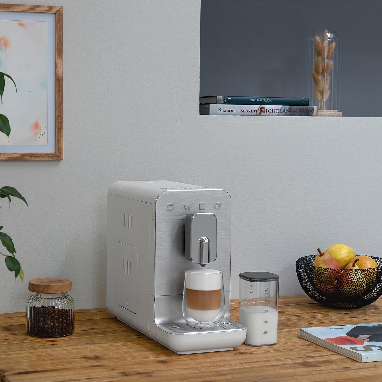 Automatický kávovar na espresso / cappuccino, BCC13, s dávkovačem mléka, černá