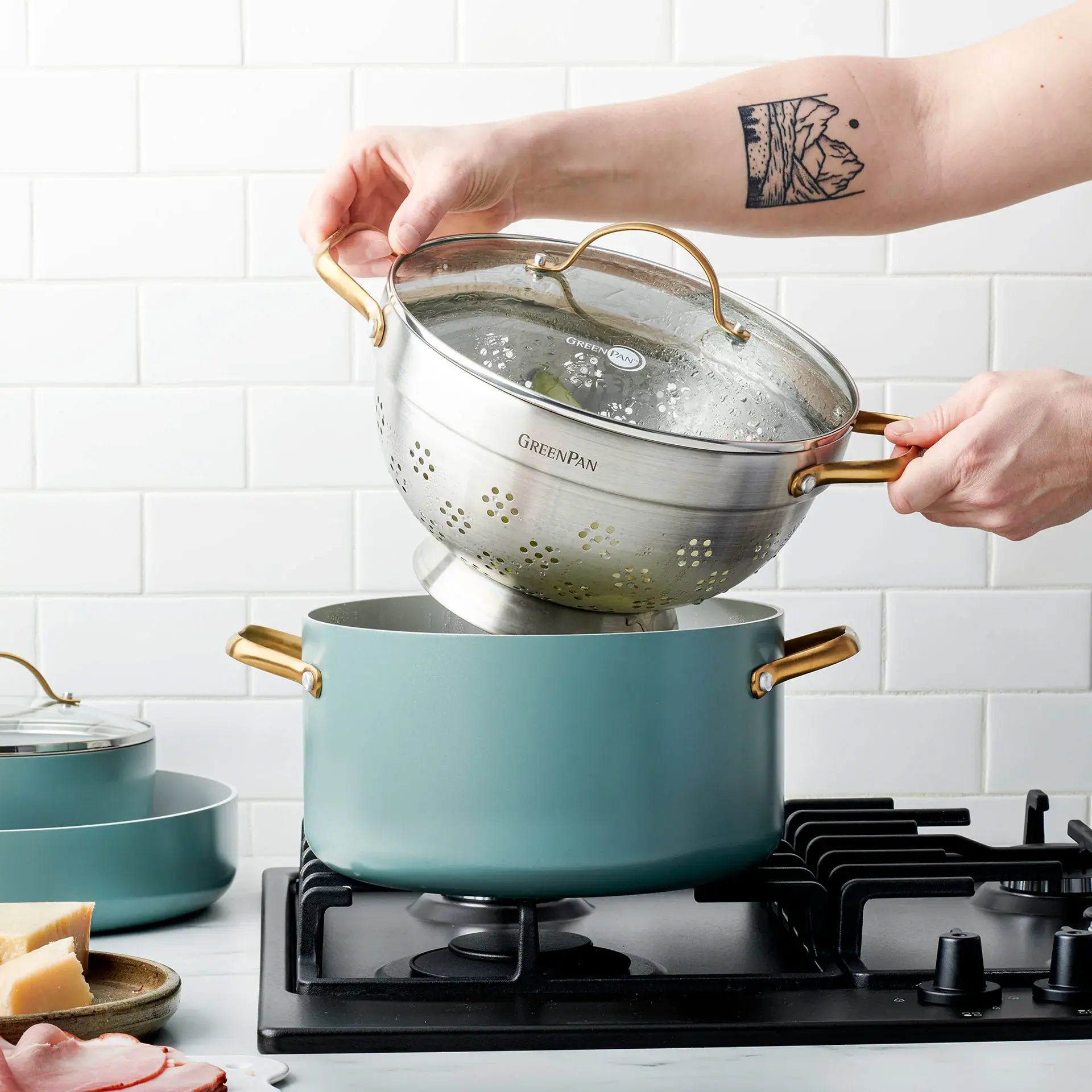 Hrnec s nepřilnavým keramickým povrchem se skleněnou poklicí a cedníkem, 24 cm, zelená