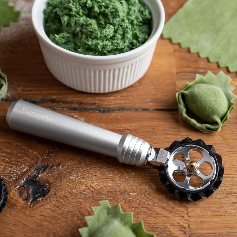 Rádýlko na těsto Pastawheel, 20 cm, černá