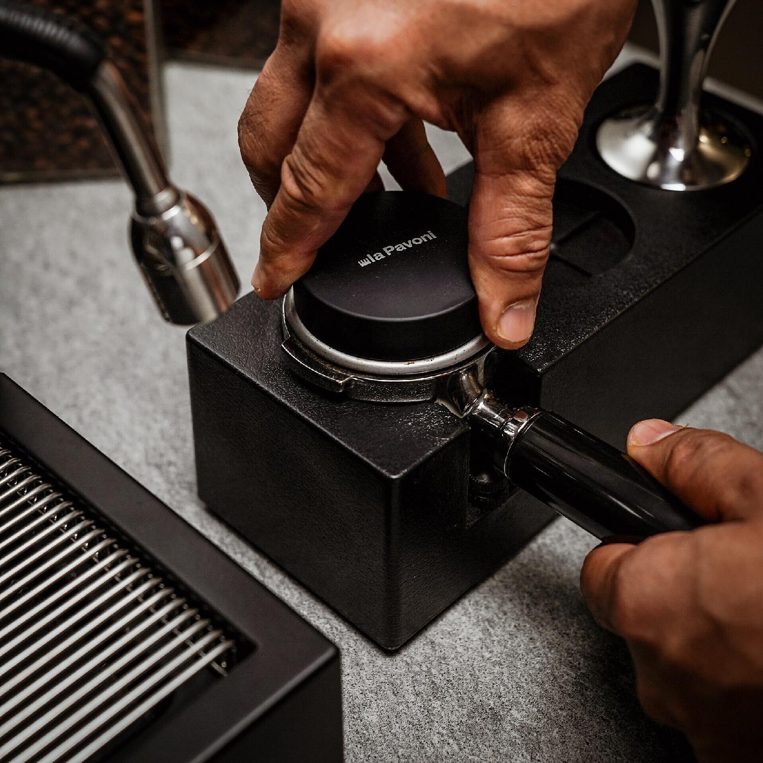 Zarovnávač kávy pro portafilter Ø 58 mm, černá 