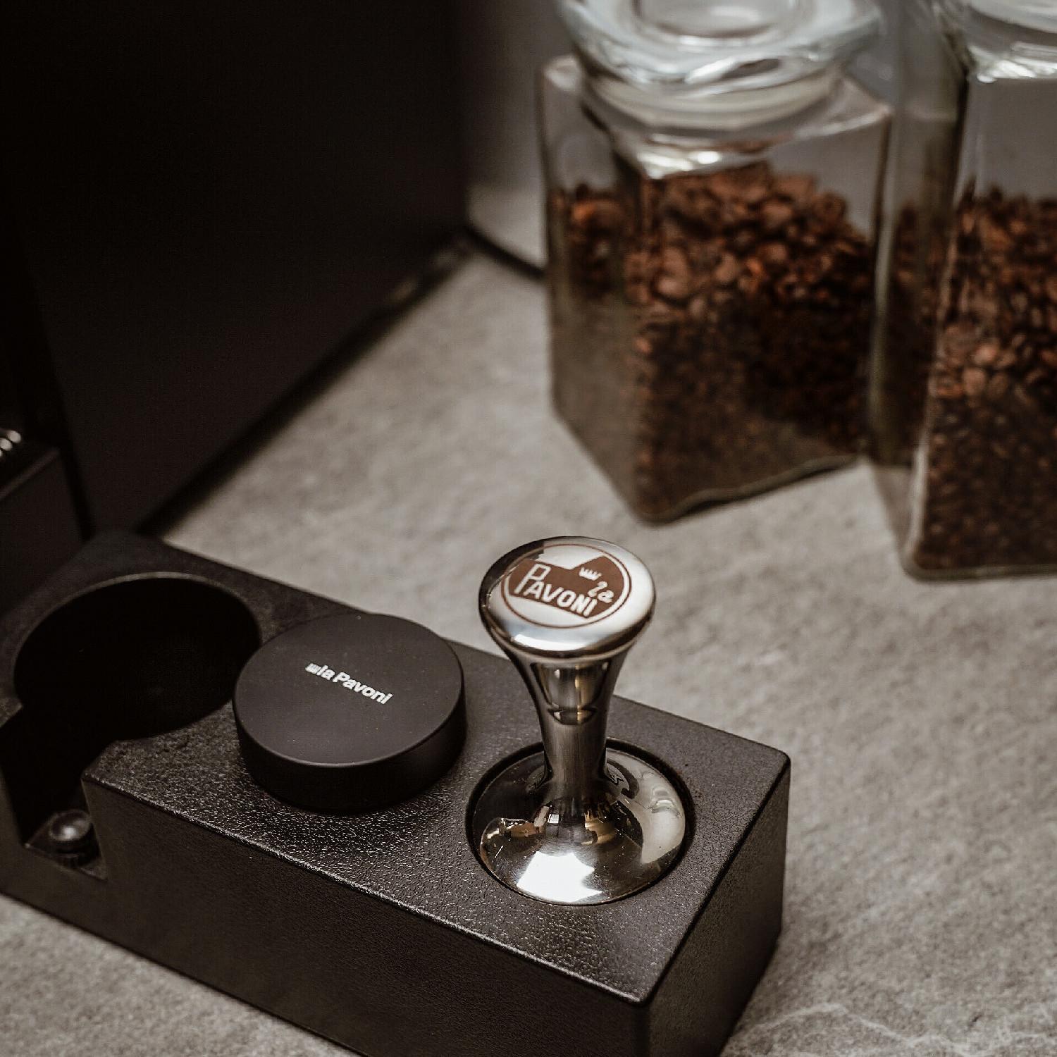 Zarovnávač kávy pro portafilter Ø 58 mm, černá 