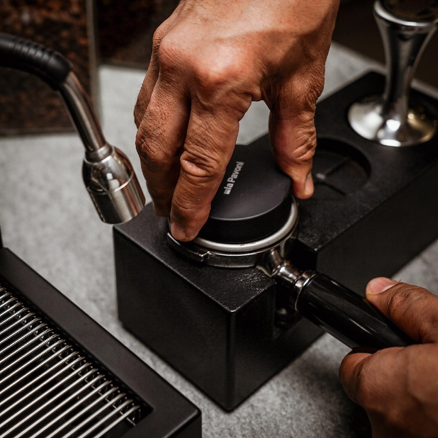 Zarovnávač kávy pro portafilter Ø 58 mm, černá 